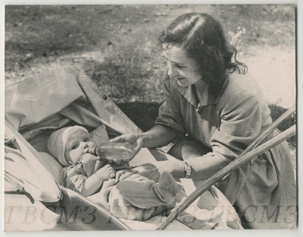 Галинко И.С. Фотография черно-белая. Счастье матери. 1961 г.